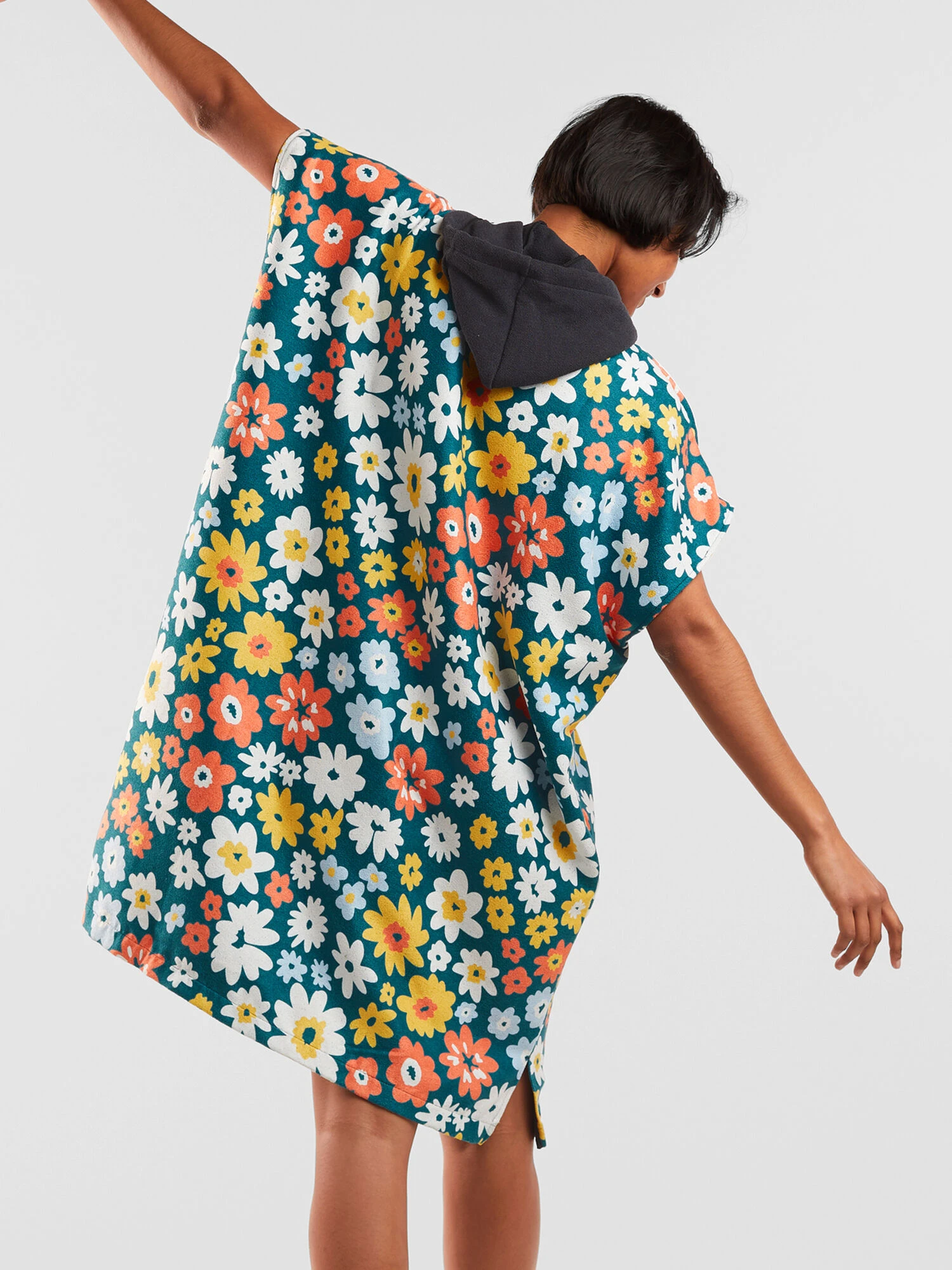 Nomadix PrivaSea Poncho - Spring Flowers 8 Nomadix PrivaSea Poncho - Spring Flowers - Image 6